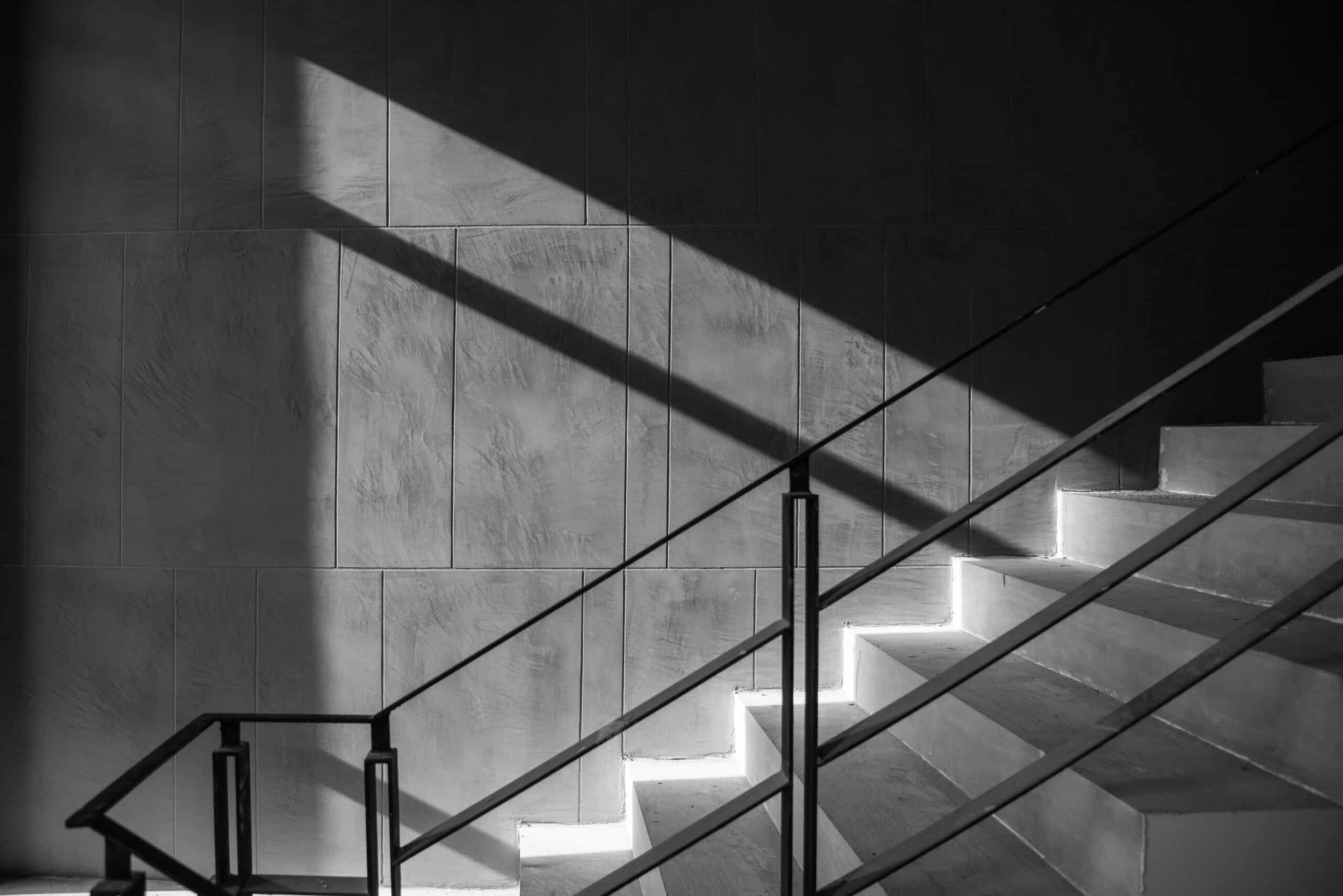 Escalier en métal dans un appartement duplex