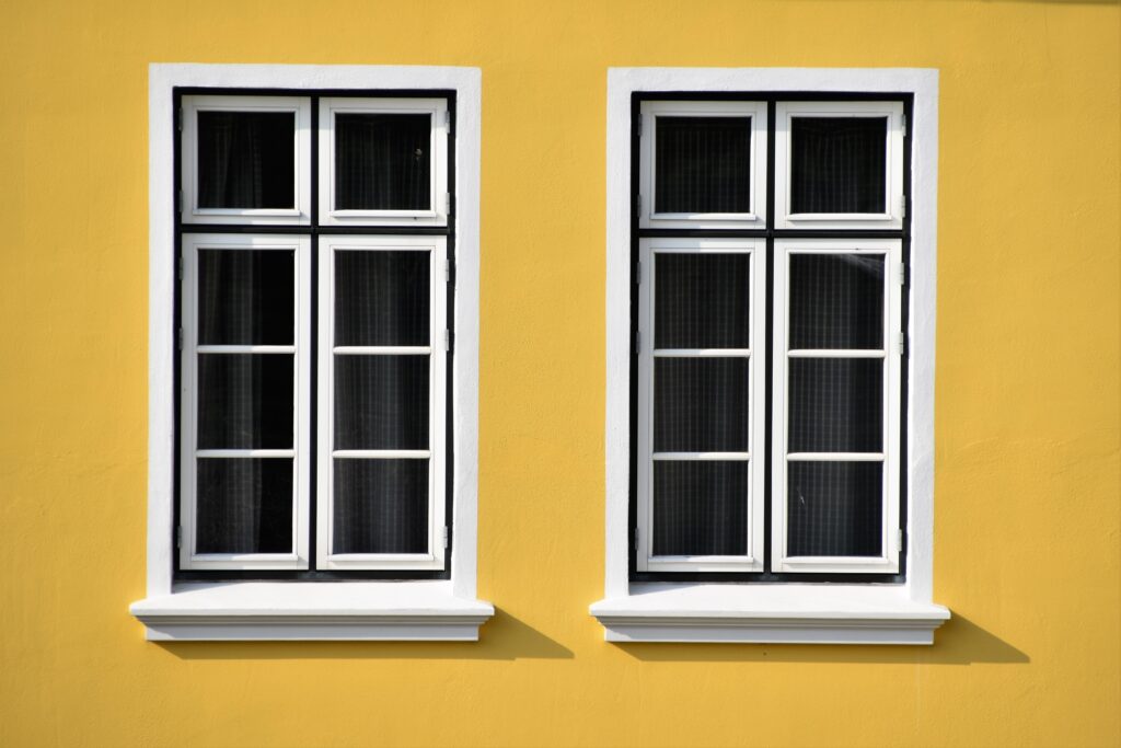 jolies fenêtres sur mur jaune, maison
