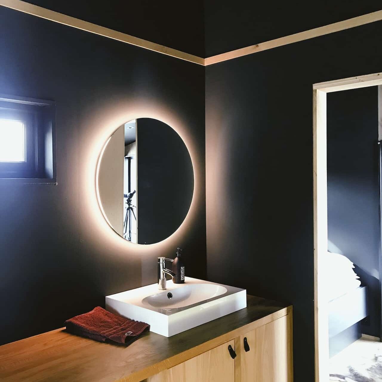 une salle de bain rénovée avec un miroir rétroéclairé