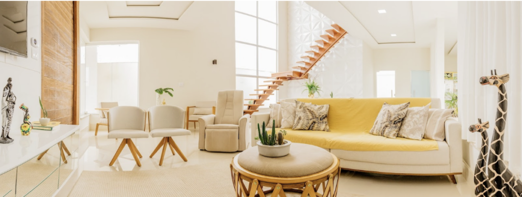 Intérieur de salon de luxe avec un style minimaliste et très lumineux