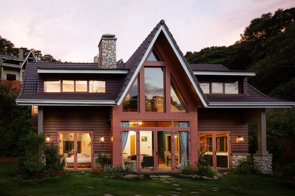 Grande maison en bois.