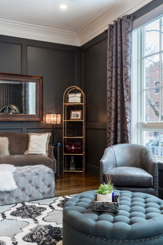 intérieur luxueux avec du mobilier haut de gamme dans les tons noirs, gris et marron
