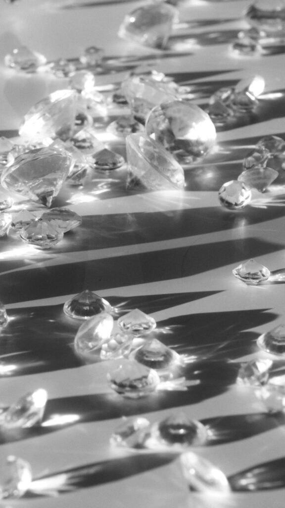 diamants posés sur une table blanche, éclairés par la lumière du soleil