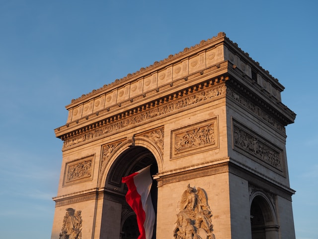 Arc de Triomphe accompagné du drapeau français.