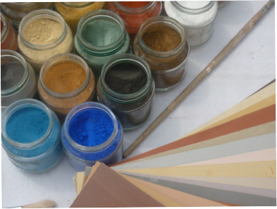 Palette de couleurs de peinture avec différents pots de couleurs et différentes feuilles de tests.