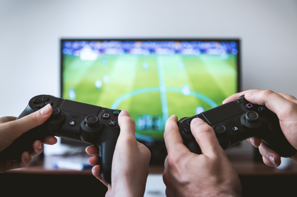 TV et jeux, deux individus s'amusent devant un jeu vidéo de football