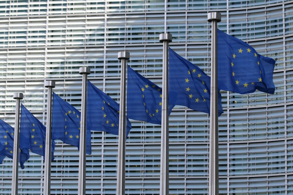 drapeaux étoilés de l'UE devant siège européen