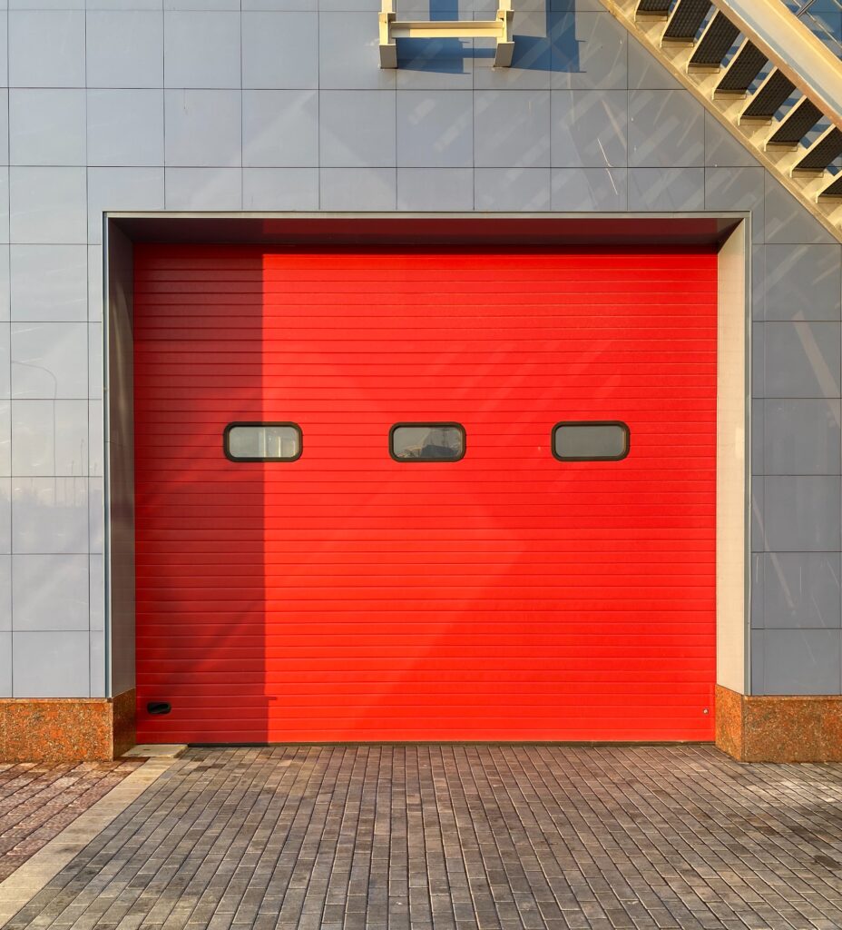 Porte rouge pour un garage en bois de 40m2