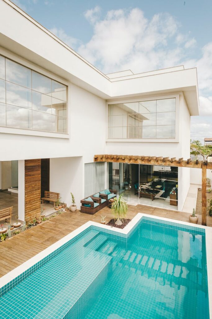 c'est une villa aux formes cubiques blanche accompagné d'une piscine
