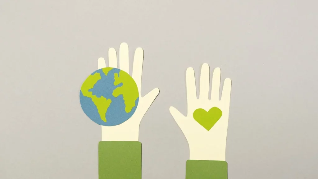 2 mains avec la terre et un coeur, pour faire ref à la protection de l'environnement