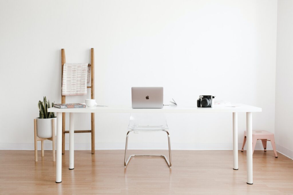 bureau minimaliste, avec peu d'éléments, épuré