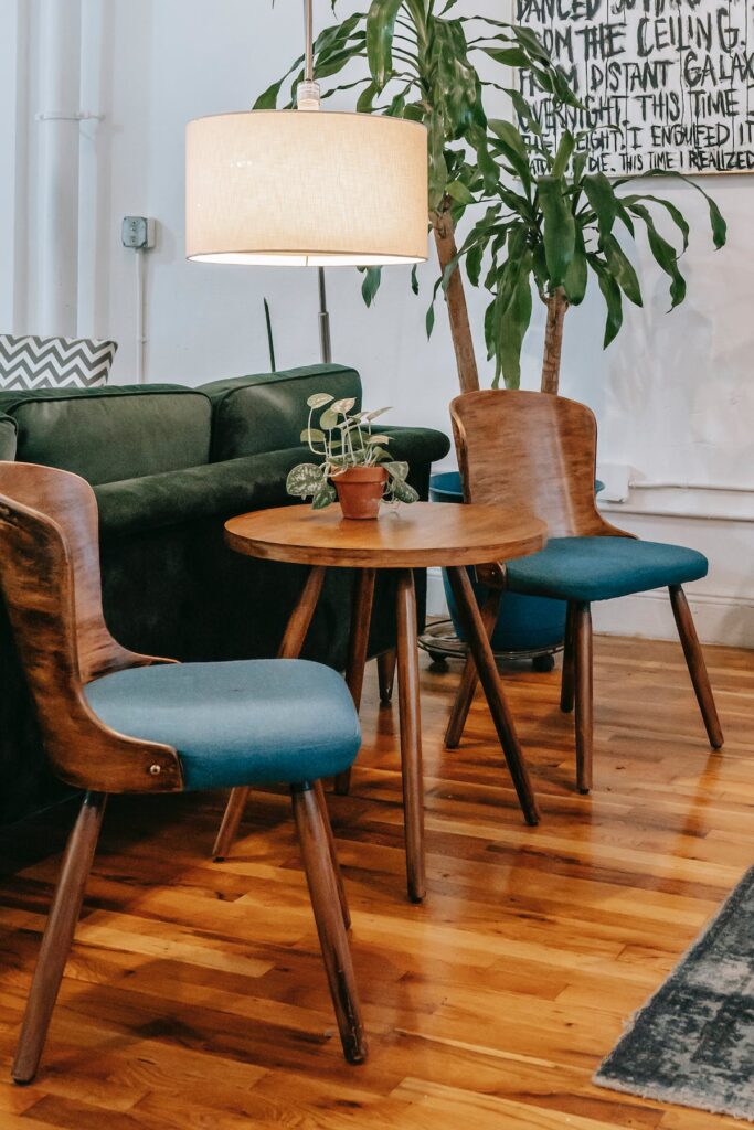 chaises scandinaves en bois avec siège en tissu bleu