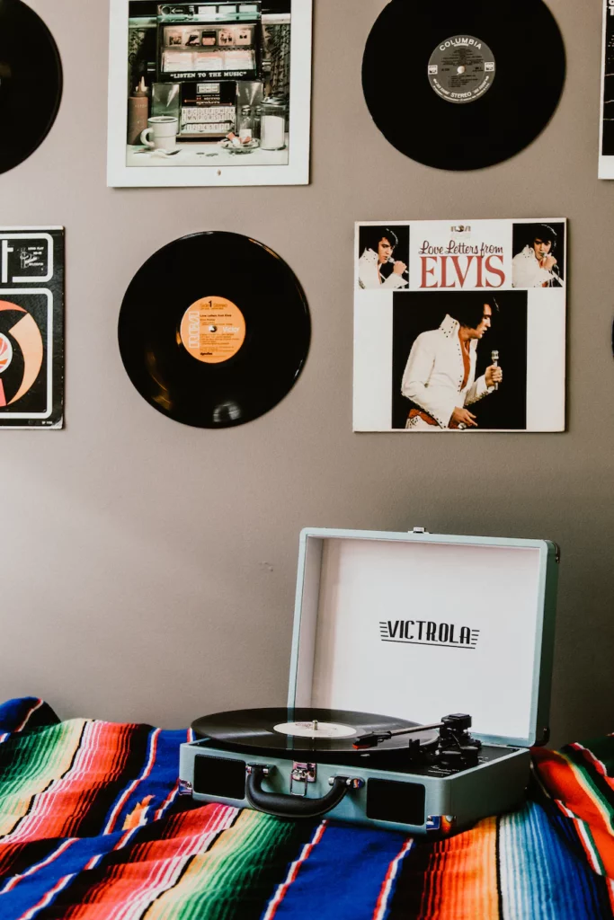 lecteur de vinyle dans chambre déco années 70 et vinyles sur le mur