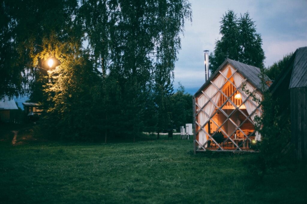 Cabane de jardin en bois lumineuse