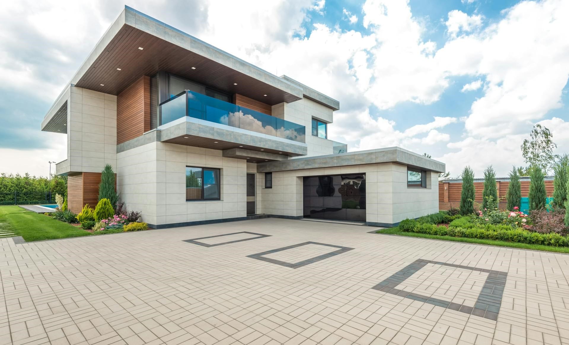 Une belle maison avec garage près de la cour