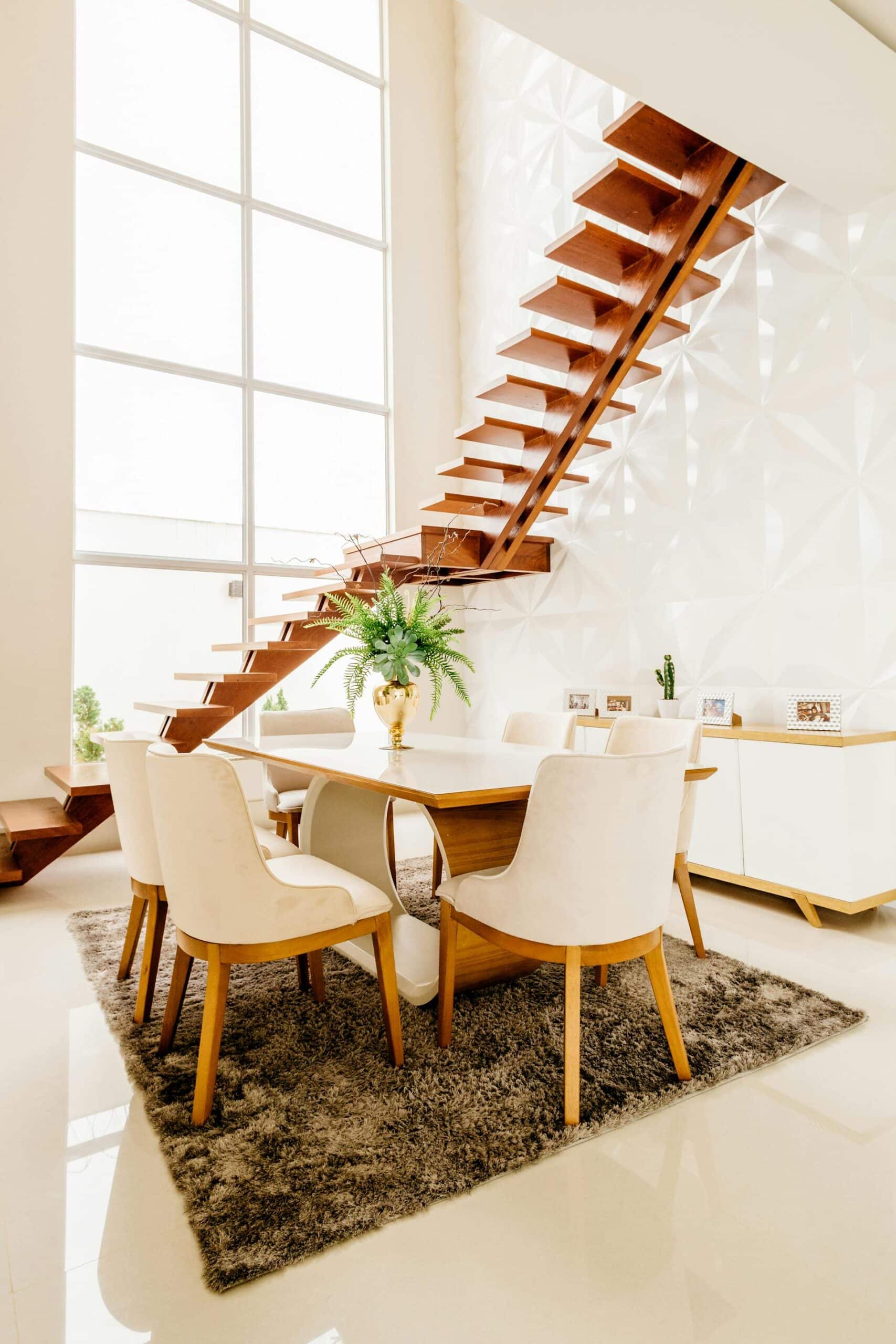 aménagement sous un escalier : une salle à manger