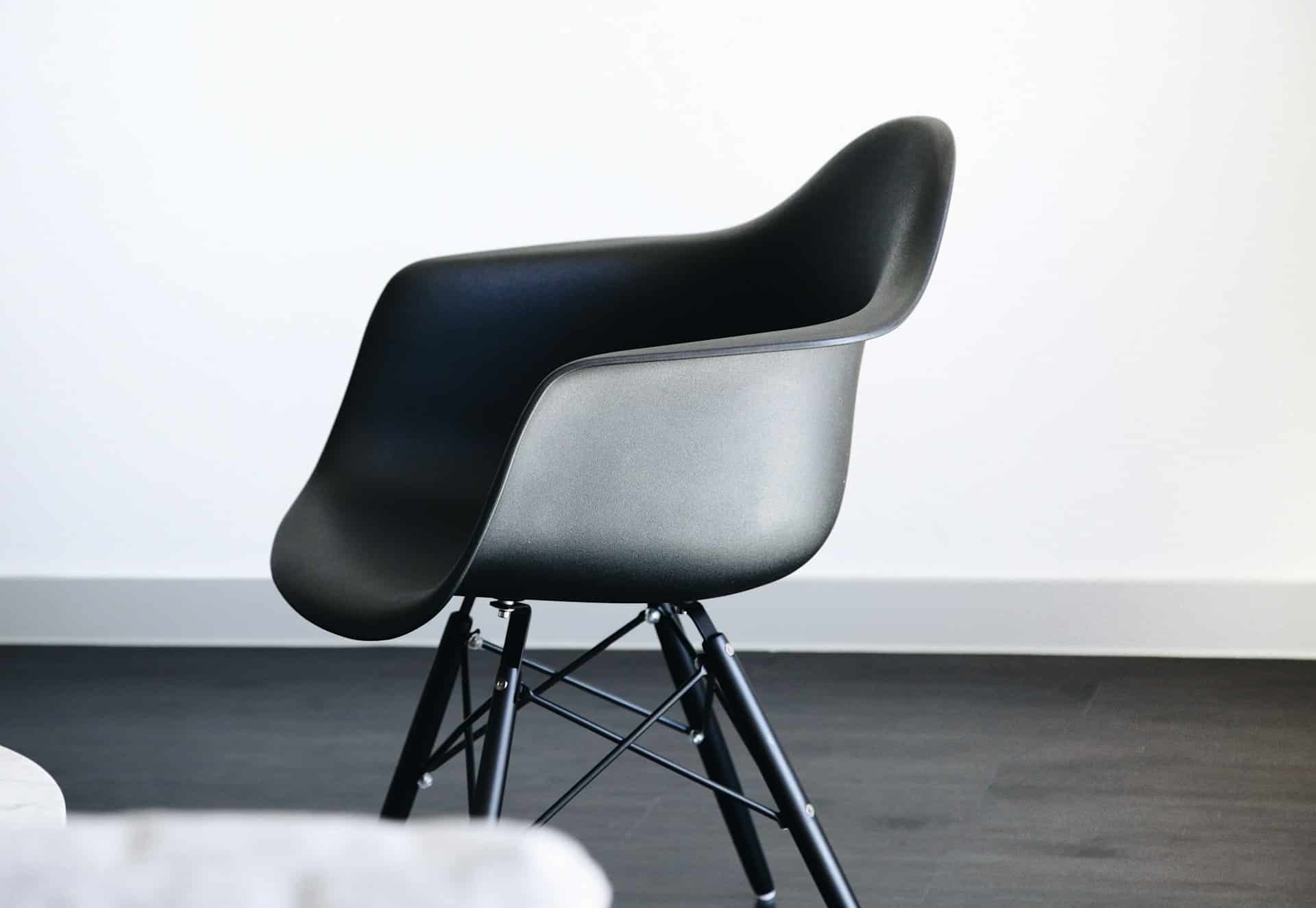 chaise design noire