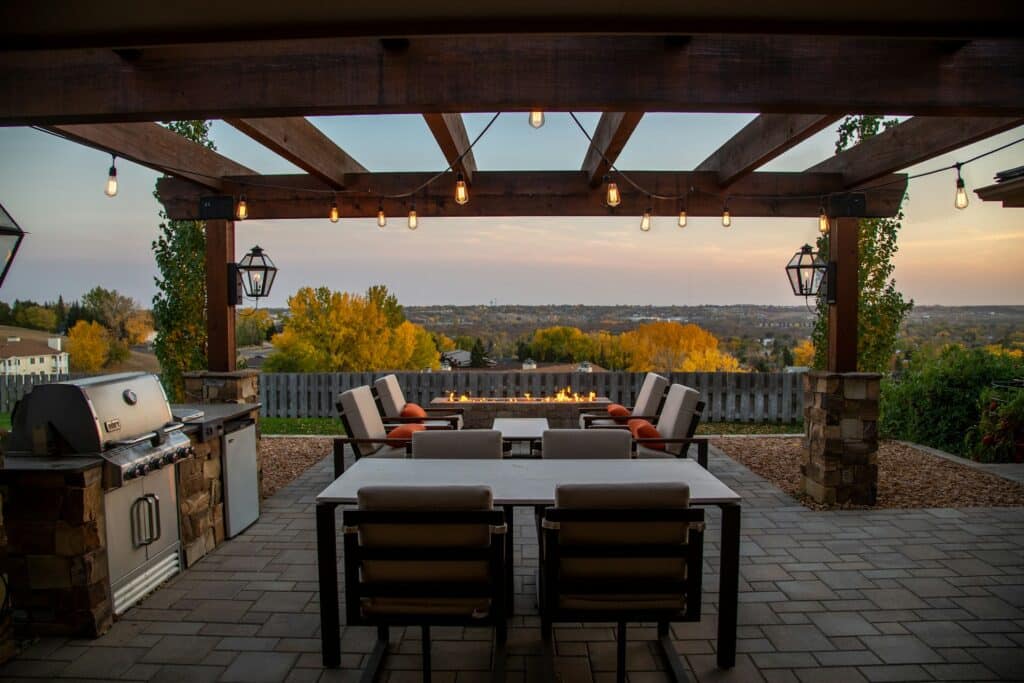 Terrasse moderne avec cuisine extérieur