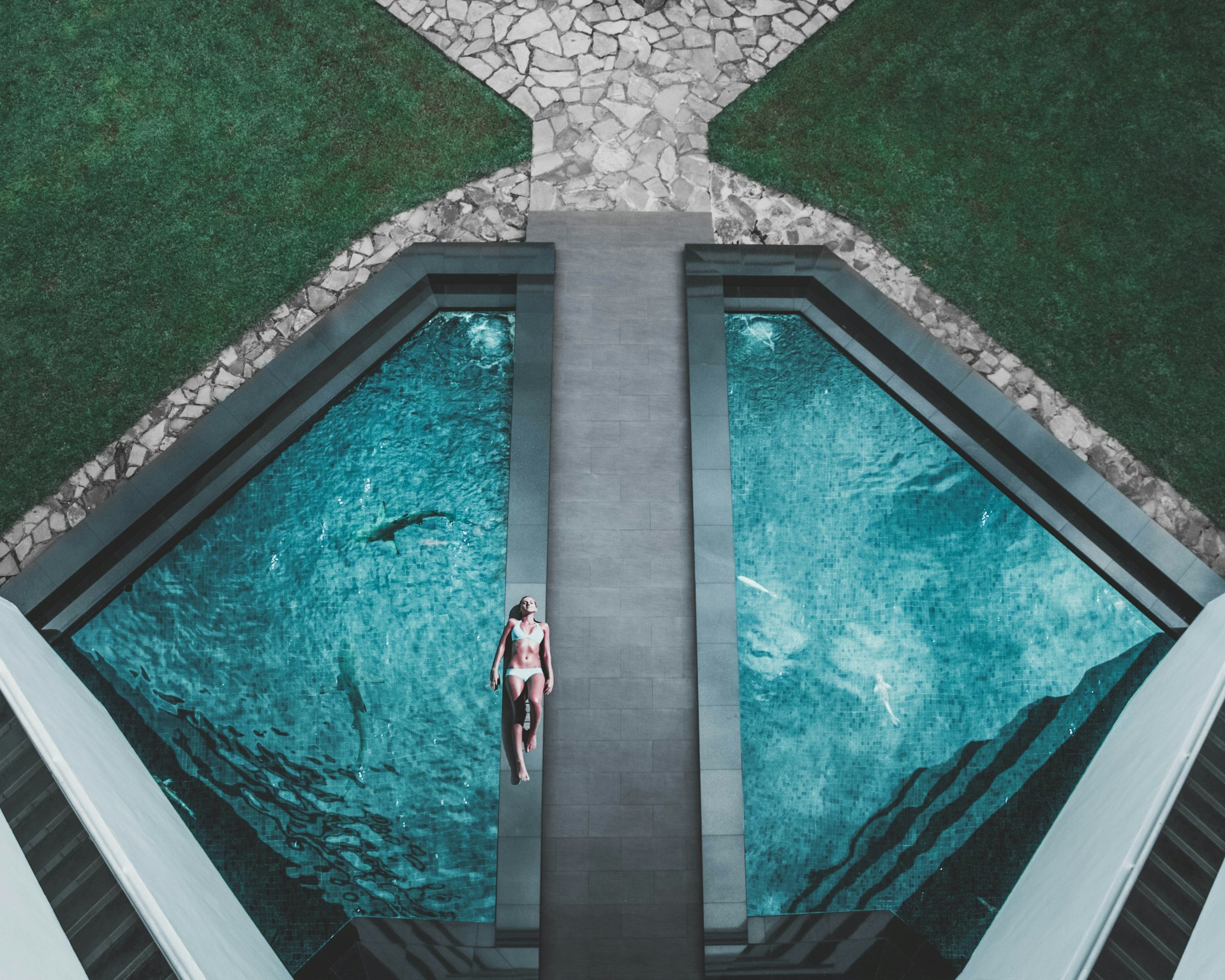 piscine avec fille allongée