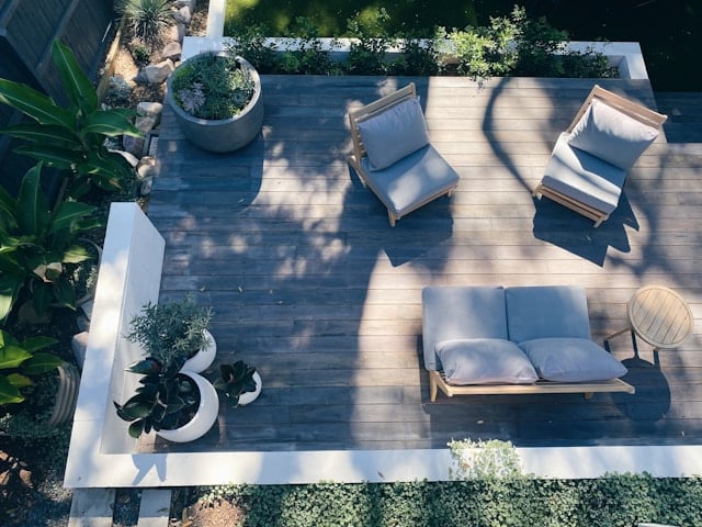 Terrasse moderne à l'ombre avec plantes 