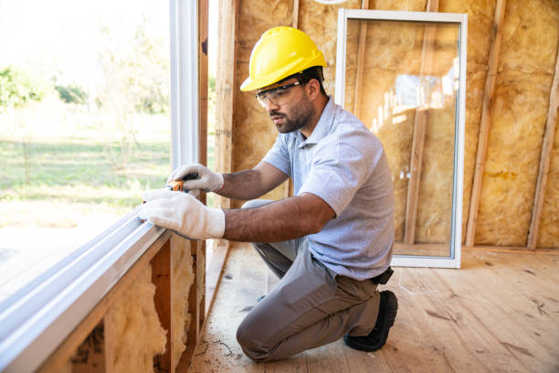 ouvrier de la construction installant des fenêtres sur une maison en bois - insulation photos et images de collection