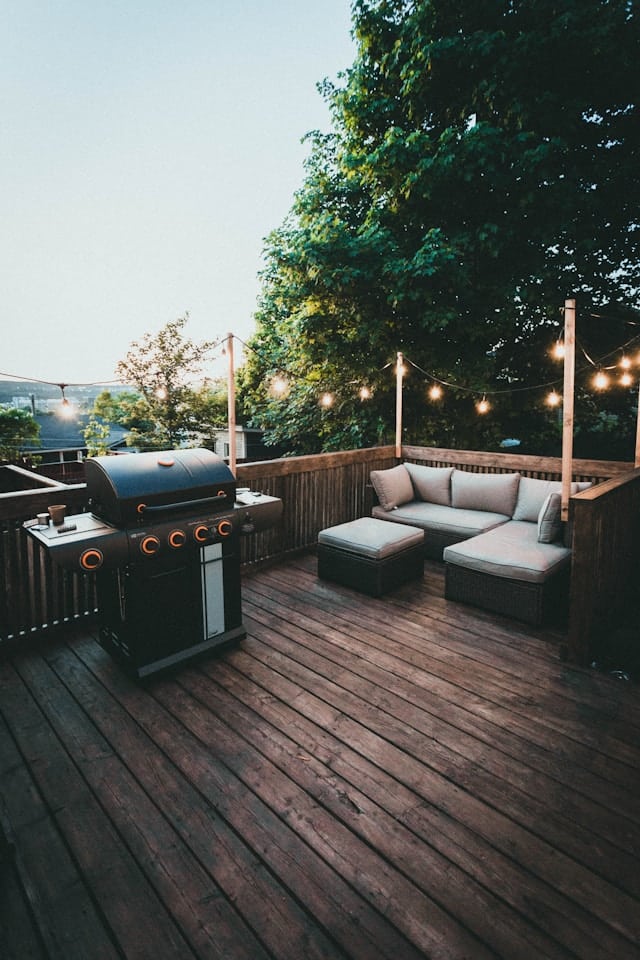 terrasse moderne avec guirlandes et grill.