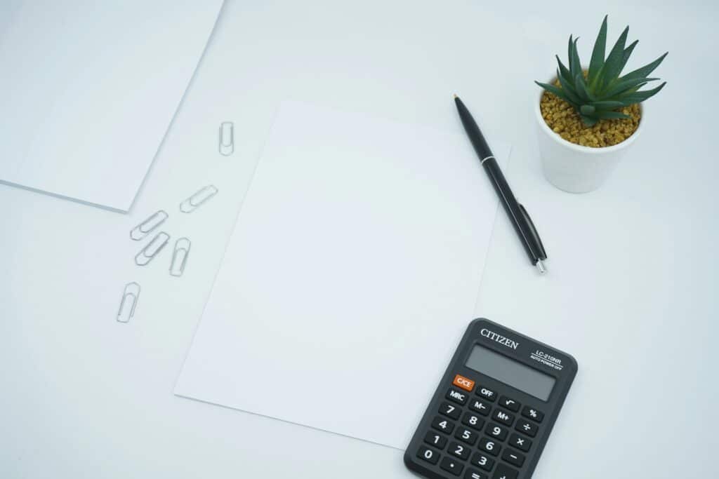 Feuilles, stylo et calculatrice