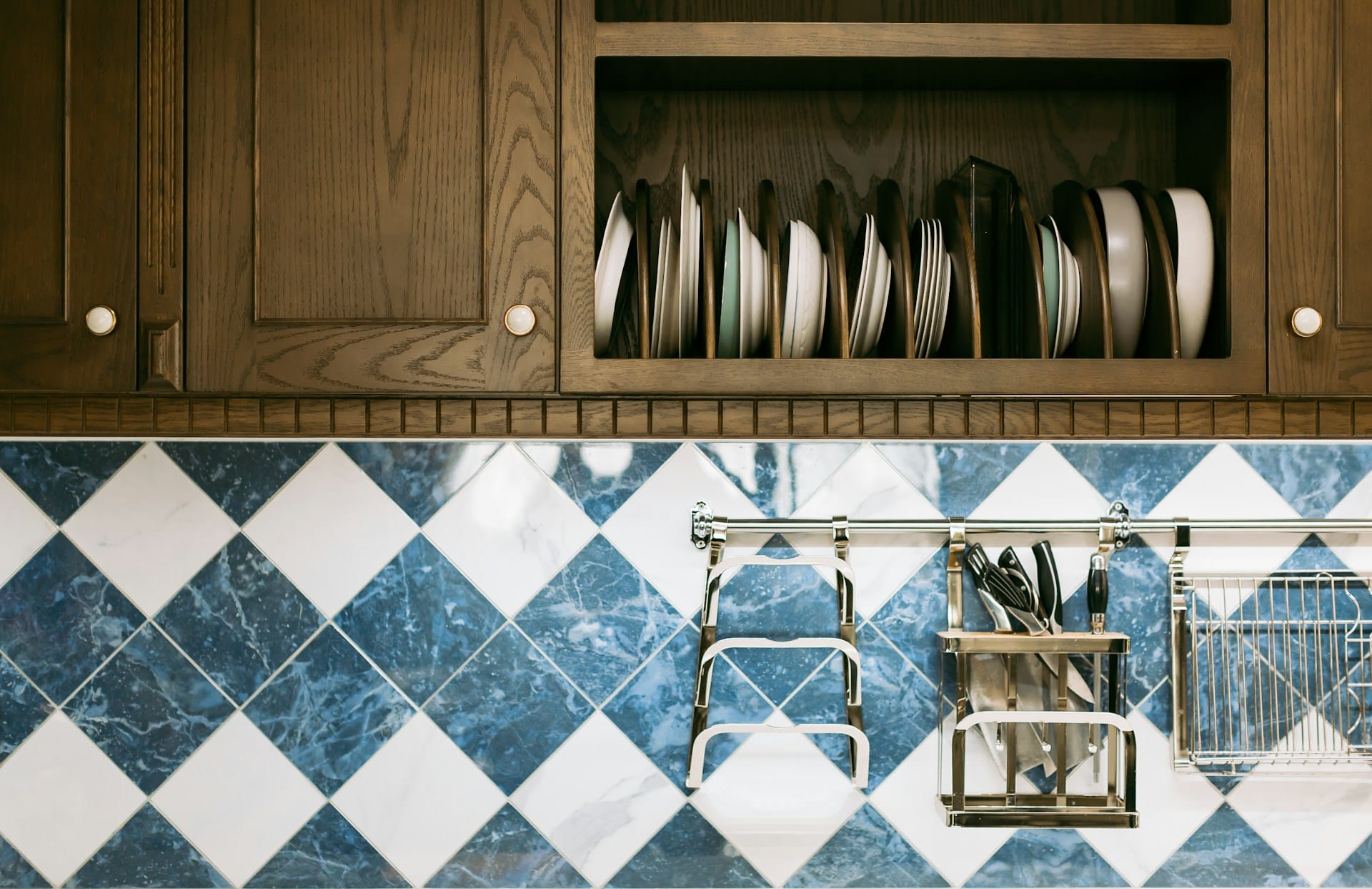 mur de cuisine recouvert de carrelage bleu et blanc