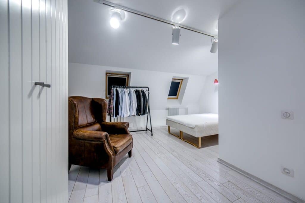 chambre blanche minimaliste dans un comble