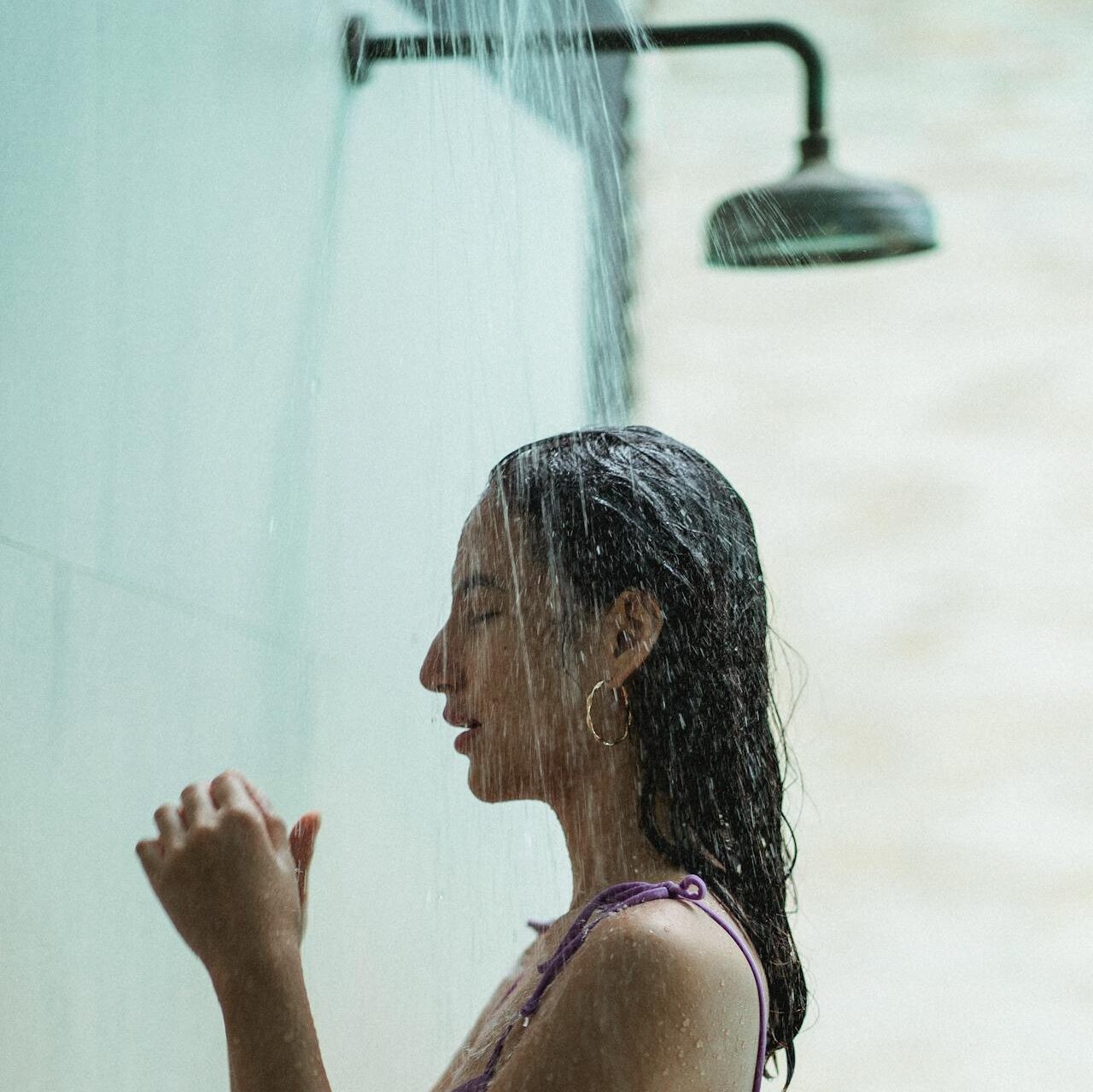 Femme qui prend une douche pour aller à la piscine