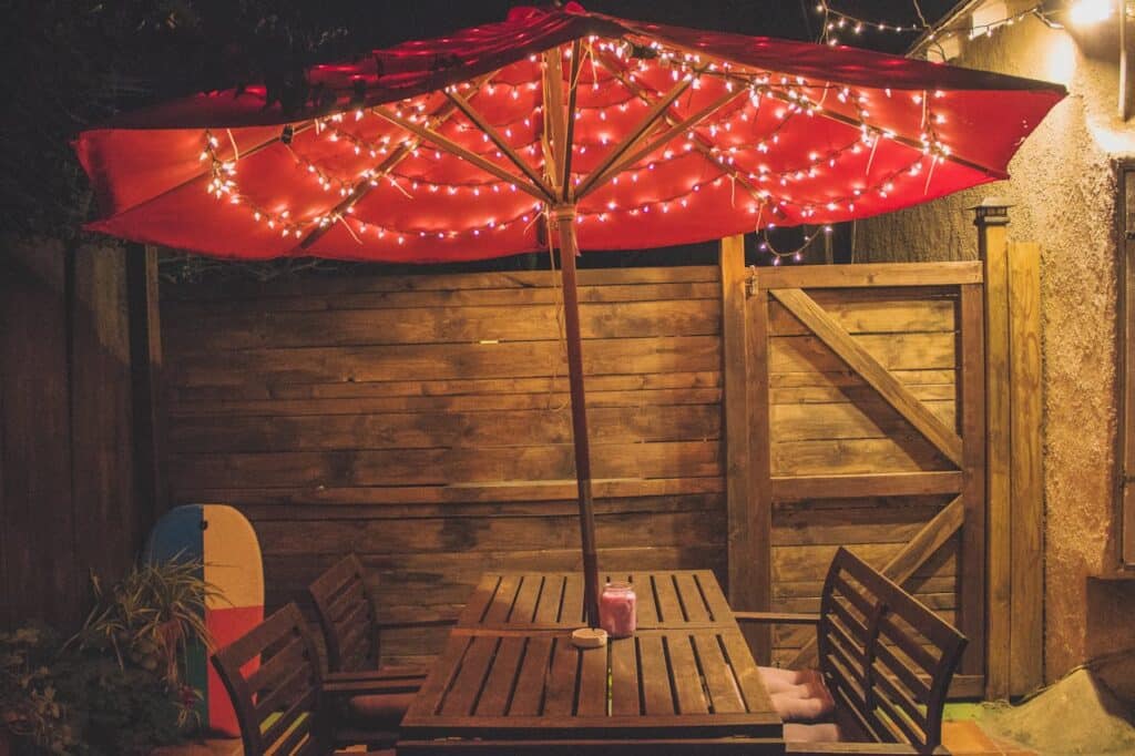 aménagement extérieur jardin parasol rouge de nuit décoré