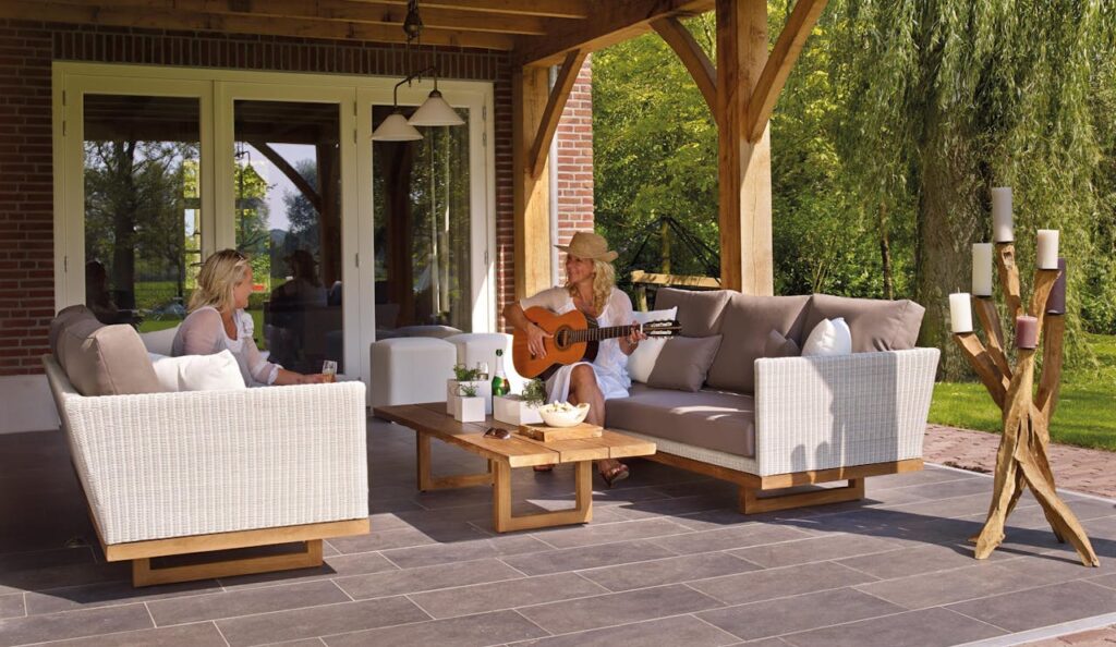 aménagement extérieur jardin femmes en terrasse avec guitare