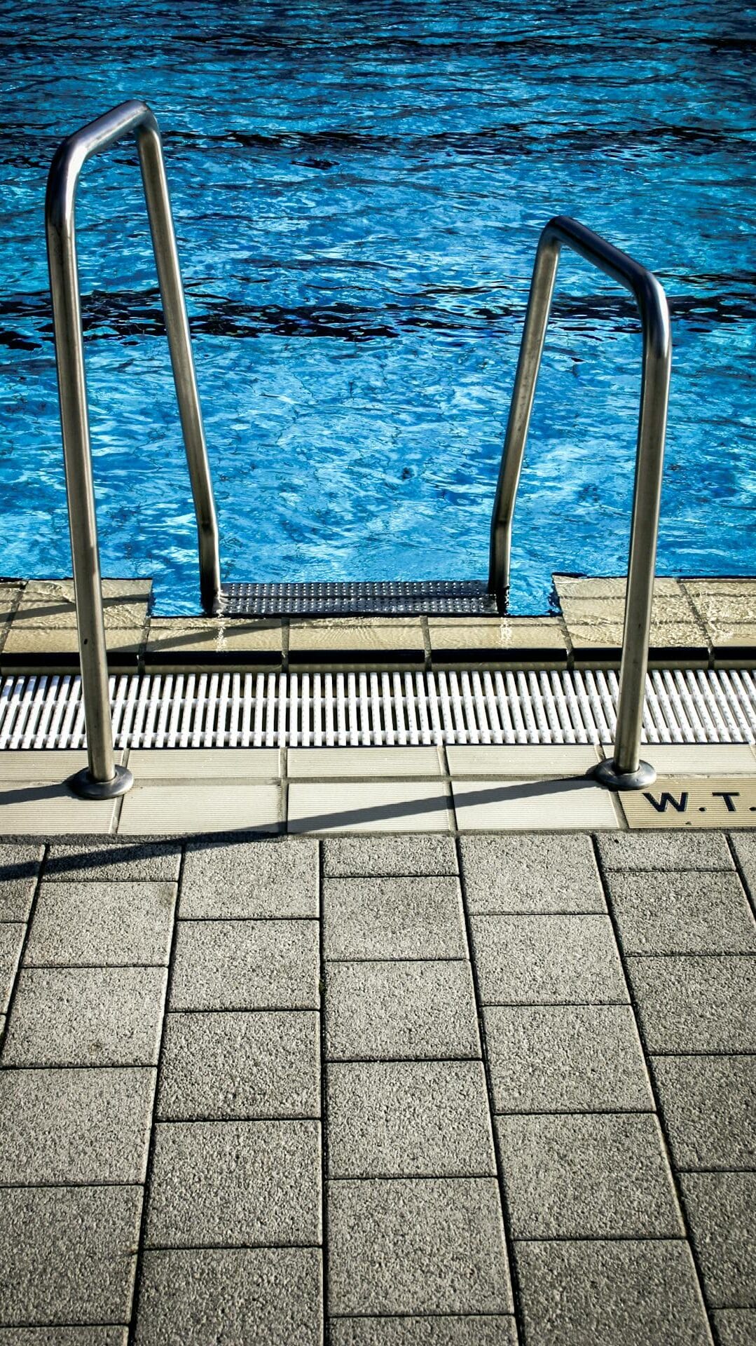 piscine avec revêtement en béton