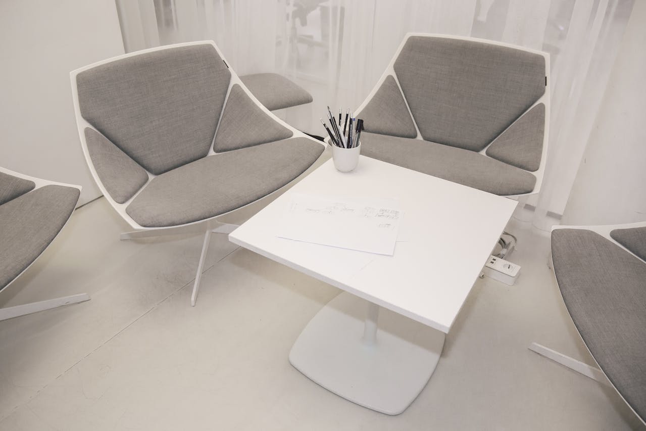 chaises blanches et grises design avec motifs