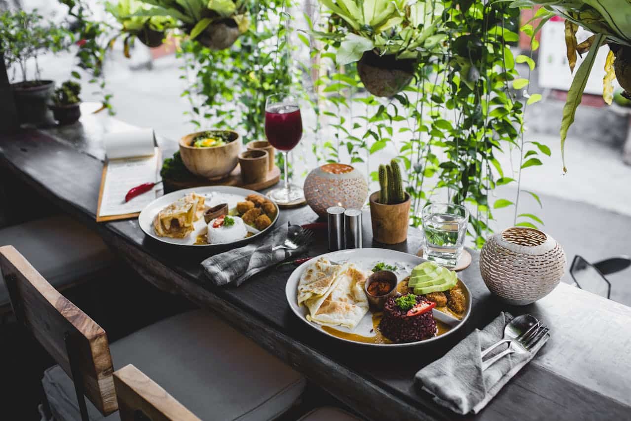 petit-déjeuner sur une table avec des plantes devant