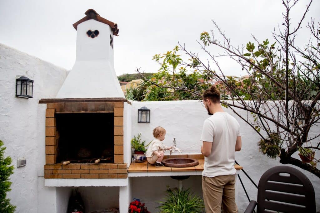 aménagement extérieur cuisine extérieure avec enfant et homme