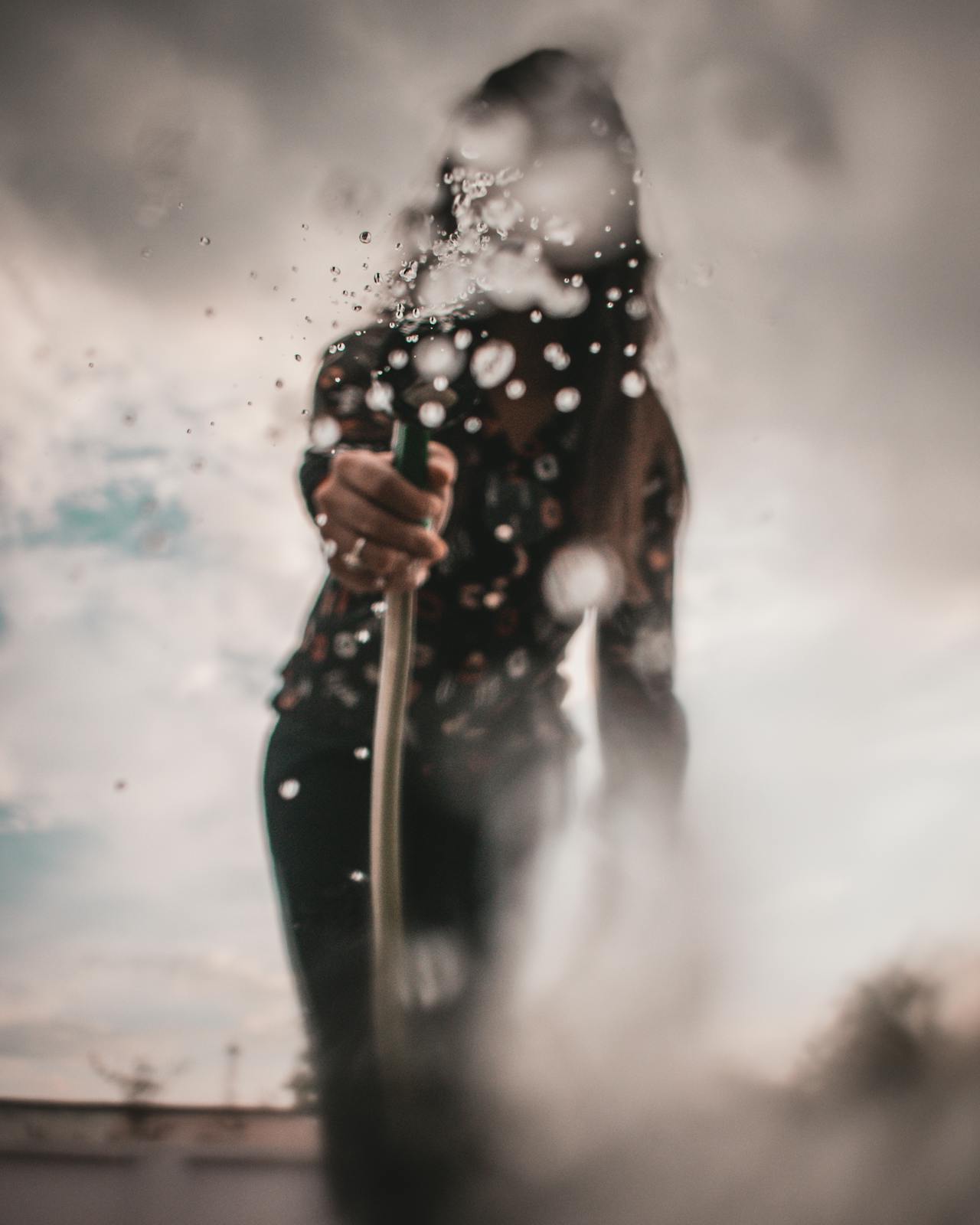 femme avec un jet d'eau