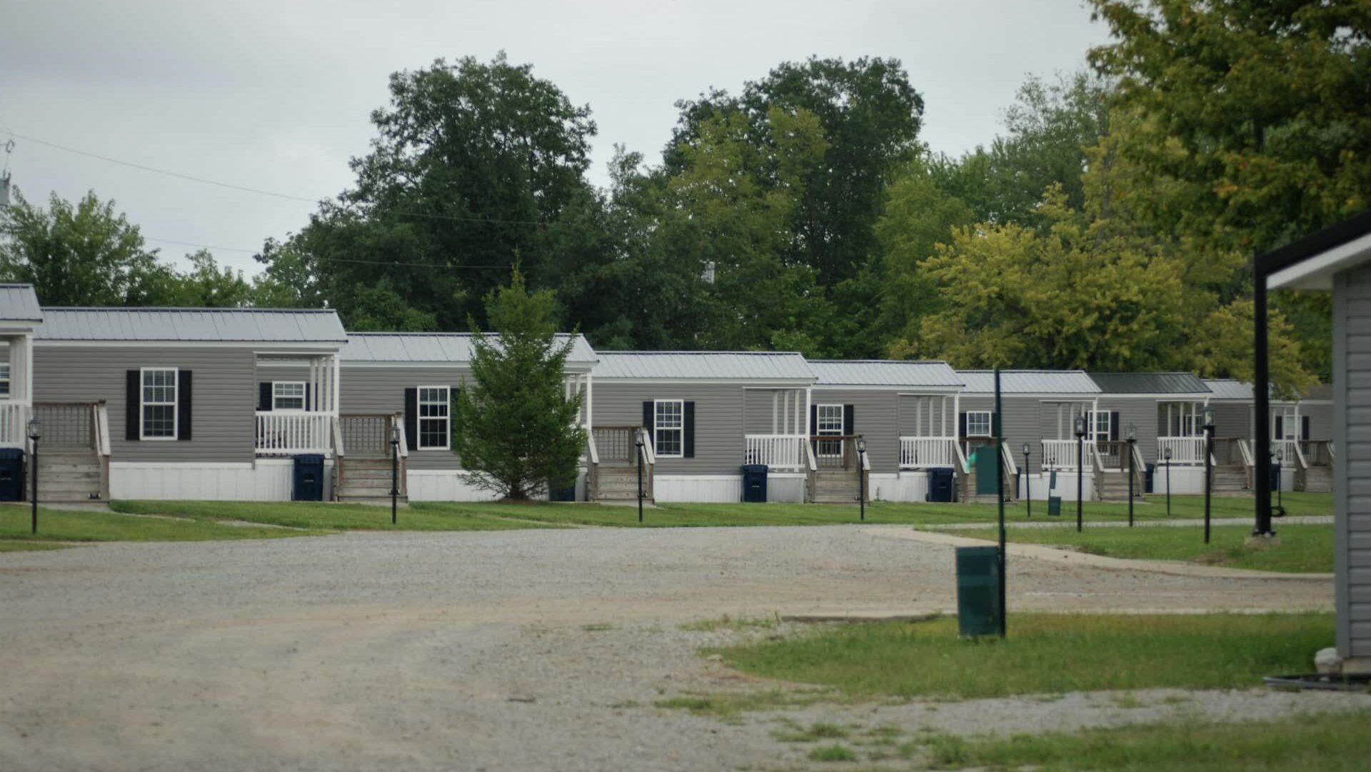 ensemble de mobil-homes gris côte à côte