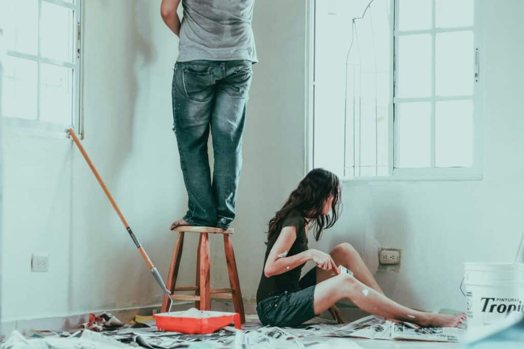 Homme femme rénovation peinture mur cher