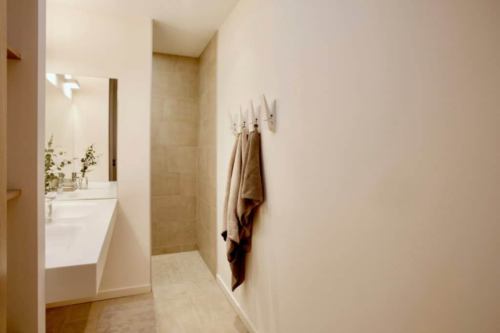 Salle de bain beige moderne