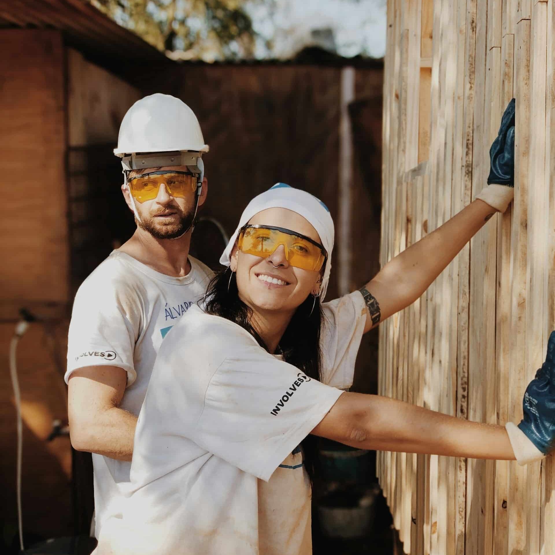 homme et femme rénovation de cabane en bois