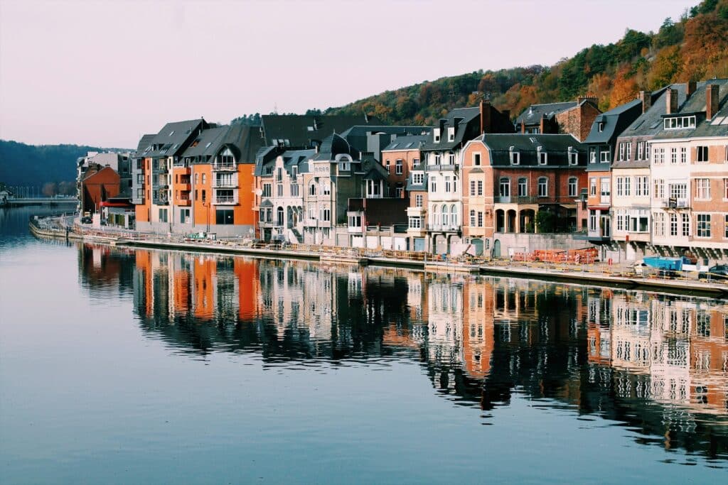 maisons rurales de couleurs au bord de l'eau 