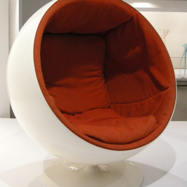 Ngv_design,_eero_aarnio,_globe_chair_1963-65_01
