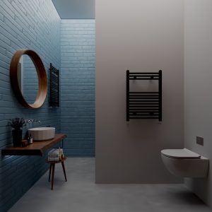 Salle de bain design grande et sobre. Les murs sont rose poudré et bleu-violet. Le meuble de salle de bain est en bois. Le miroir est rond et en bois également.