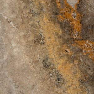 Carrelage avec aspect pierre naturelle beige et orange.