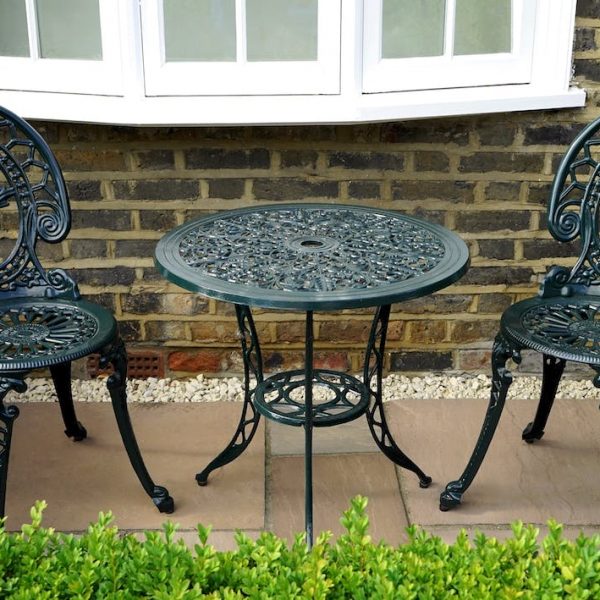 Table de jardin ronde avec deux chaises.